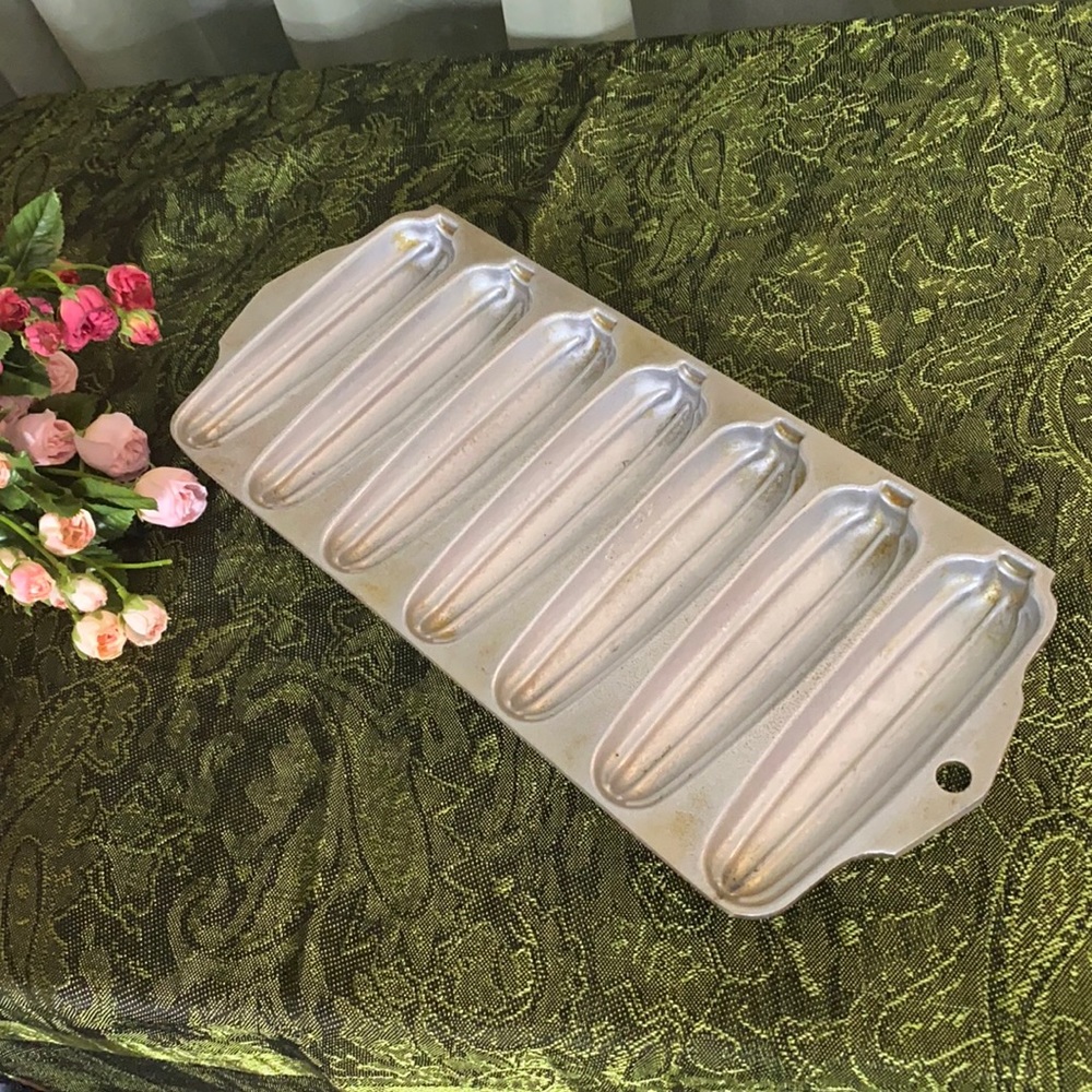 .- Vintage WEAREVER Corn Bread Pan No. 2797 Made in the USA Aluminum Cookware